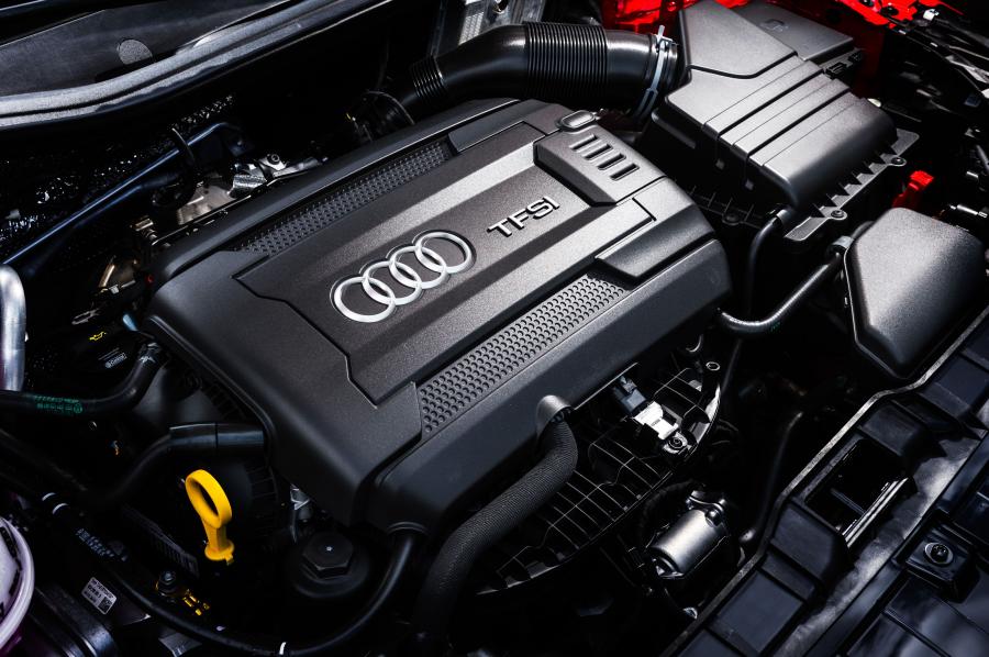 Моторный отсек Audi A1 Sportback TFSI S-Line (8X) 2016 года  (LA) (фото 7 из 12)